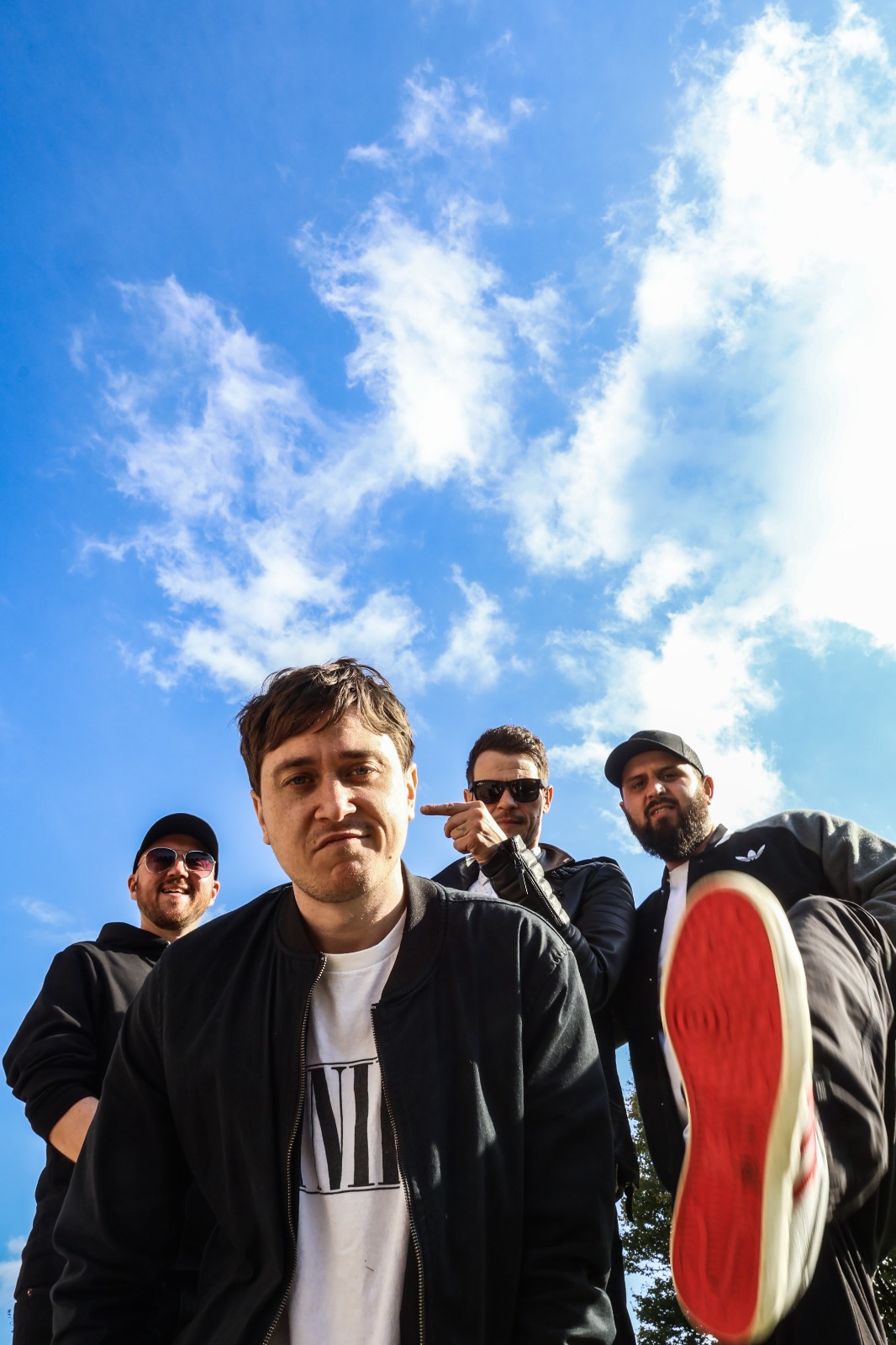32tens ad2 Image of 32tens band members in front of a blue sky